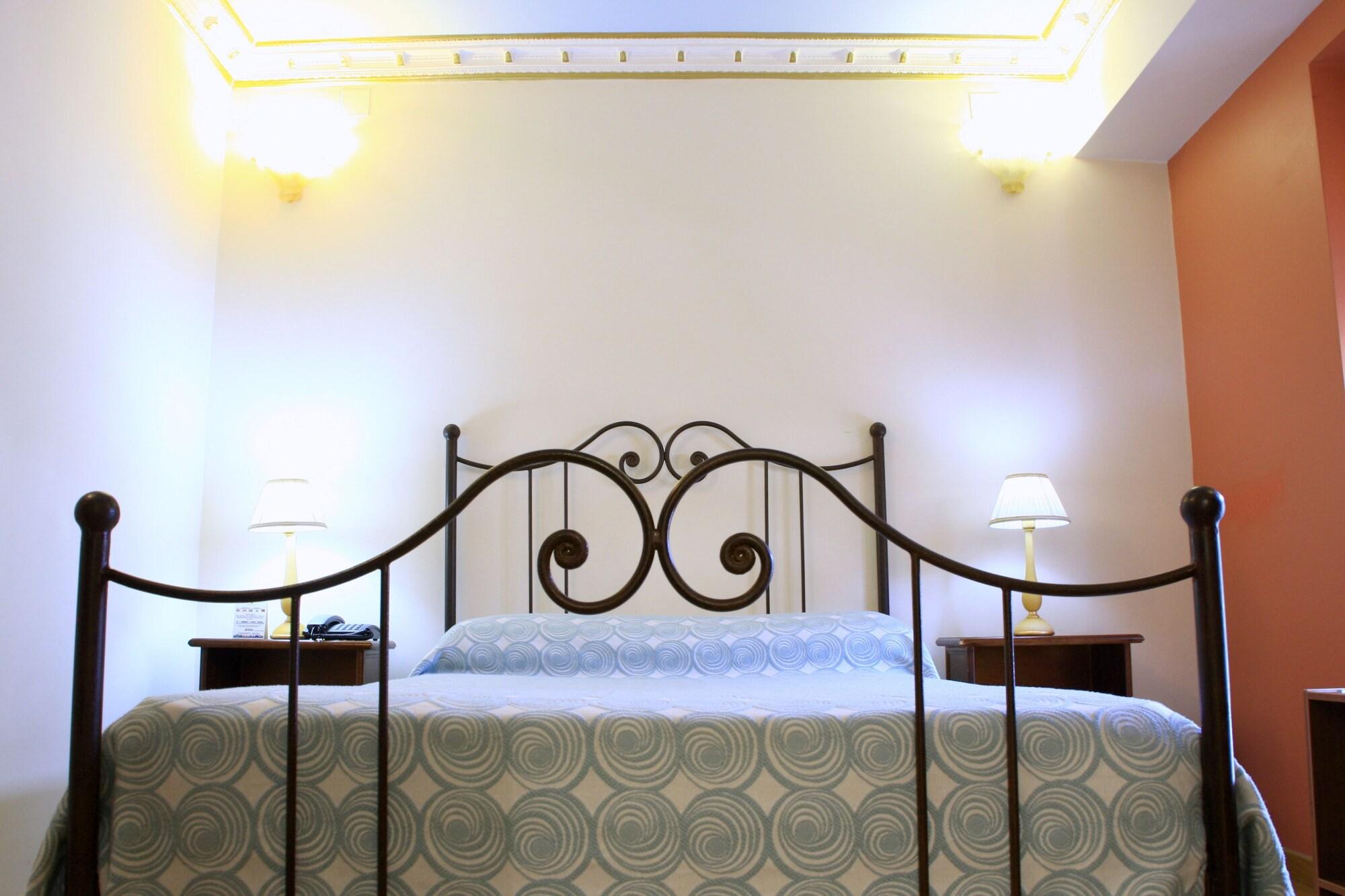 Byzantino Hotel Patras Bagian luar foto
