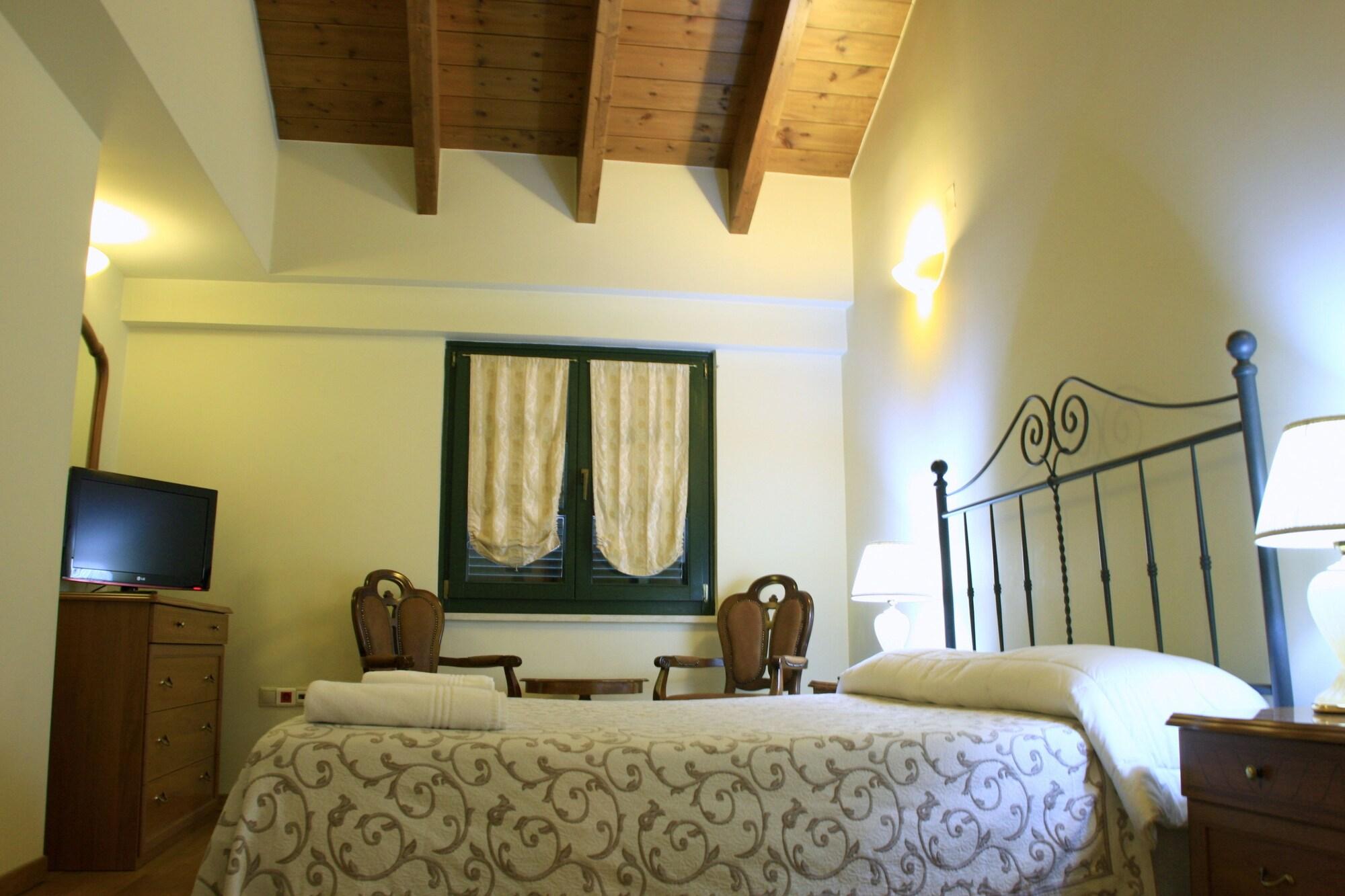 Byzantino Hotel Patras Bagian luar foto