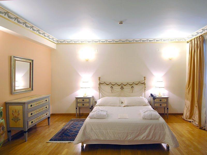 Byzantino Hotel Patras Bagian luar foto